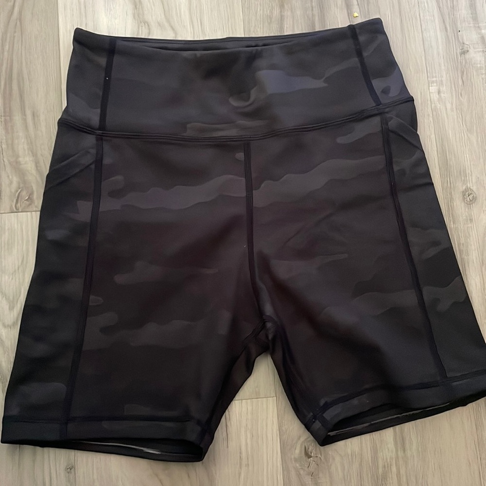 KIAVA 5” biker shorts w/pockets. Size Small